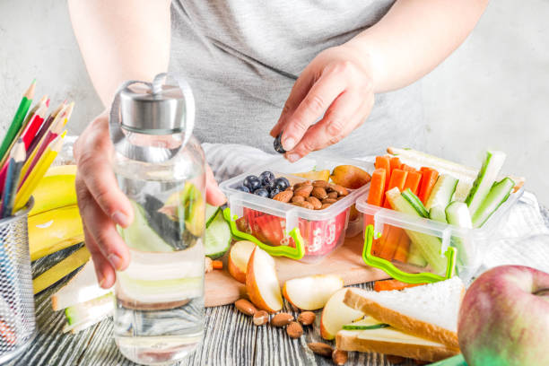 母は学校の弁当箱を準備 - child human hand sandwich lunch box ストックフォトと画像