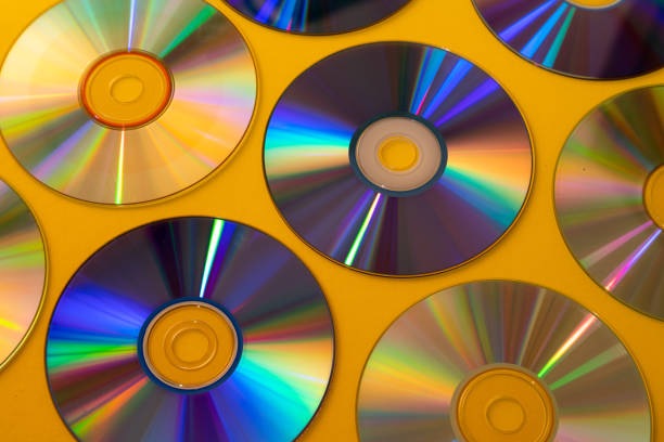 vintage cd lub dvd dysk tła, stare płyty koła używane do przechowywania danych, udostępnianie filmów i muzyki - dvd stack cd movie zdjęcia i obrazy z banku zdjęć