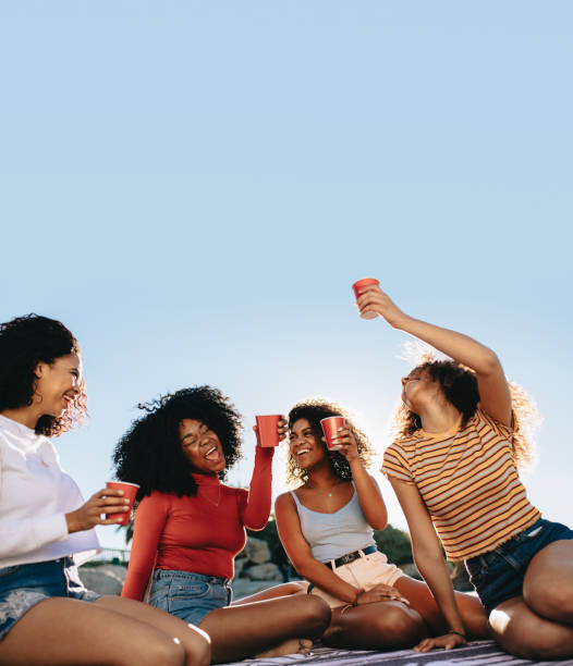 amigos disfrutando de fin de semana juntos - outdoors drinking women friendship fotografías e imágenes de stock
