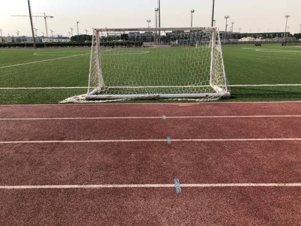 la pista de atletismo y el objetivo de cinco lados - fiveaside fotografías e imágenes de stock