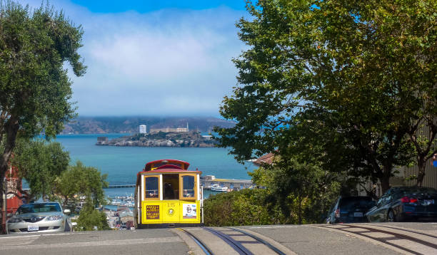 una funivia gialla a san francisco - alcatraz island tourism san francisco bay area san francisco county foto e immagini stock