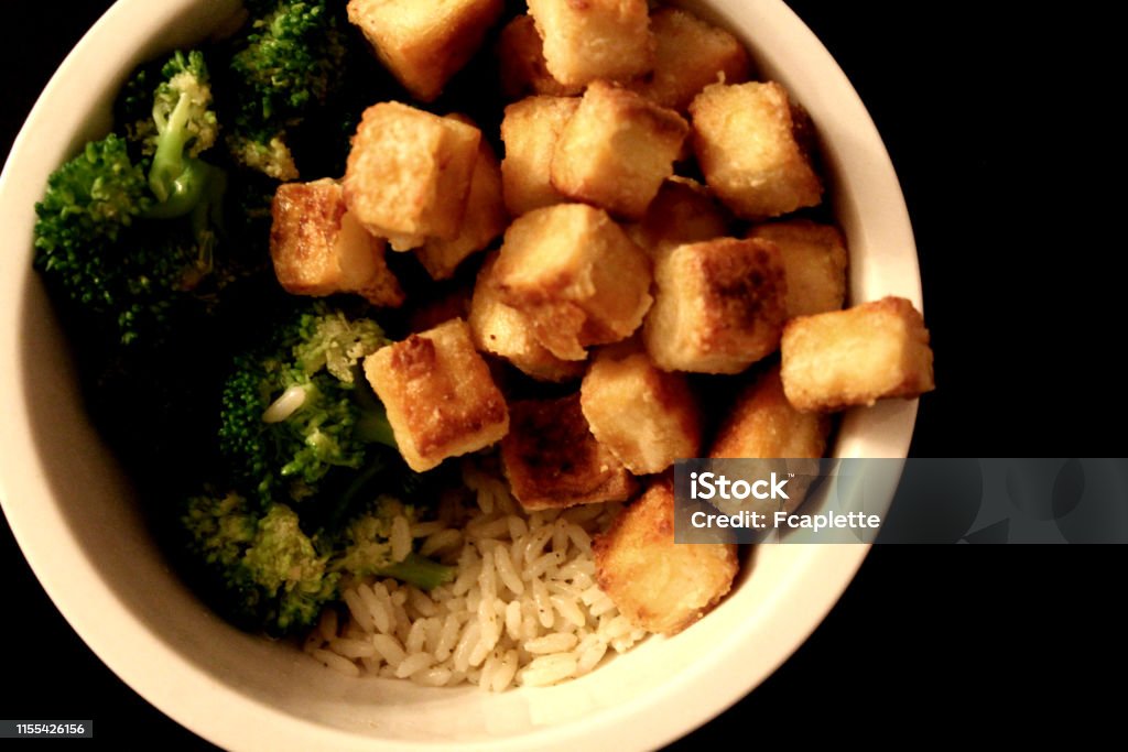 Ciotola di tofu croccante - Foto stock royalty-free di Broccolo