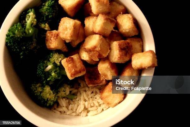 Ciotola Di Tofu Croccante - Fotografie stock e altre immagini di Broccolo - Broccolo, Canada, Cibi e bevande