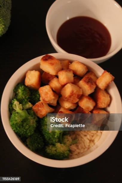 Ciotola Di Tofu Croccante - Fotografie stock e altre immagini di Broccolo - Broccolo, Canada, Cibi e bevande