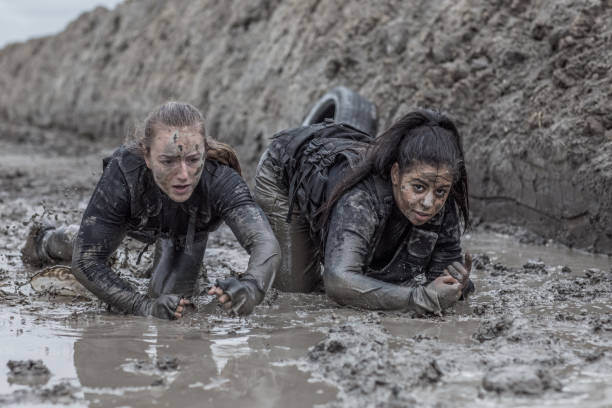 mud run donne - trincea foto e immagini stock