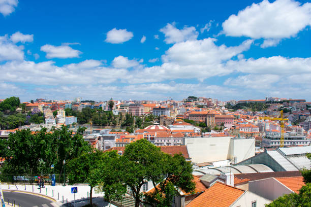 리스본, 포르투갈 블루 aky에 대 한 도시에 있는 집의 오렌지 지붕에 공중 보기 - aky 뉴스 사진 이미지