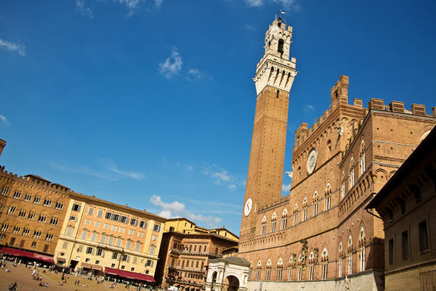 a skyline de siena, toscânia, com sua torre del mangia e a praça da cidade de piazza del campo - italy panoramic town square skyline - fotografias e filmes do acervo