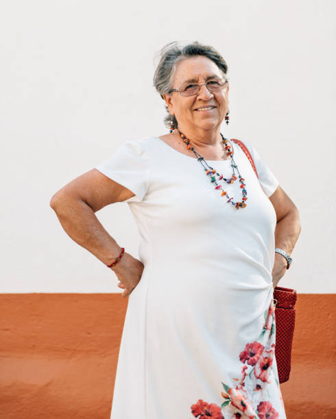 retrato de una mujer mayor mexicana - senior women cheerful overweight smiling fotografías e imágenes de stock