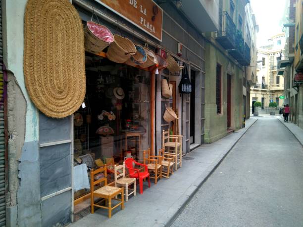 tienda de sillas y felpudo en una calle de la ciudad de elche - elche españa fotografías e imágenes de stock