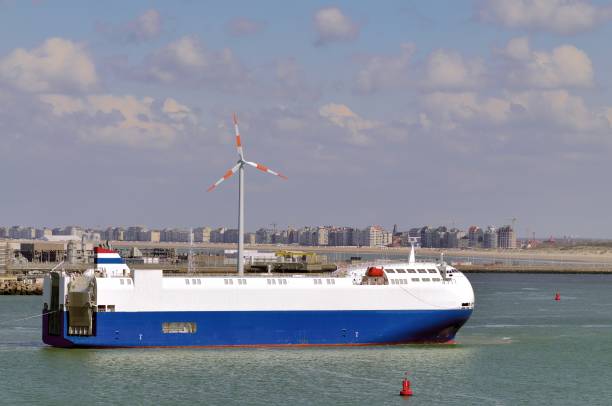navire de transporteur de voiture - belgium bruges windmill europe photos et images de collection