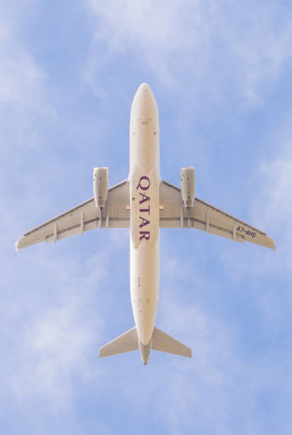 卡塔爾航空公司的一架飛機 (空中客車 a320-200) 從比薩機場起飛, 從下面拍攝。n - qatar airways 個照片及圖片檔