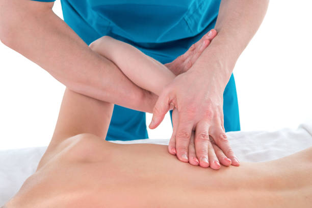 плечо девочки подросткового возраста манипулируют остеопатической или хиропрактики ручной терапевт или врач - медицинский массаж концепц - инструкция по эксплуатации стоковые фото и изображения