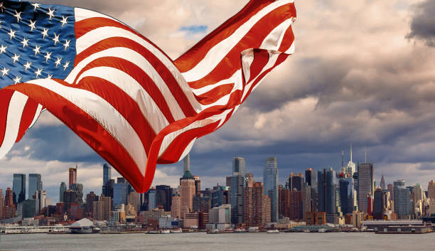 new york midtown panorama at dusk. the empire state building displays the colors of the american flag - skyline new york city brooklyn bridge new york state imagens e fotografias de stock