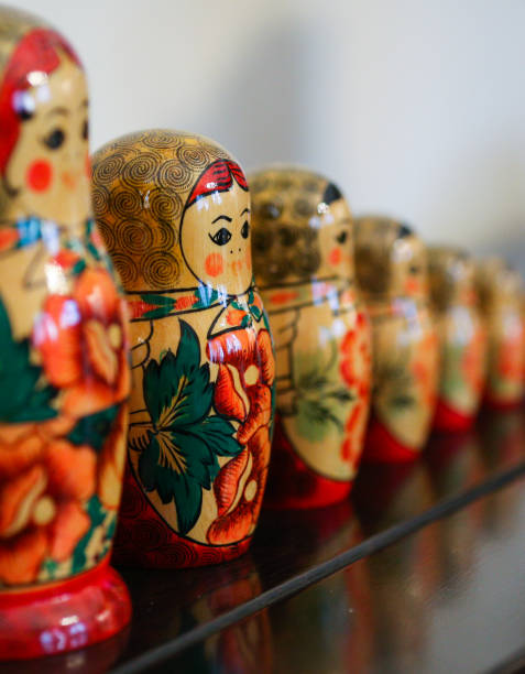 matrioska traditionelle russische holzpuppen - russian nesting doll doll matrioska russian culture stock-fotos und bilder