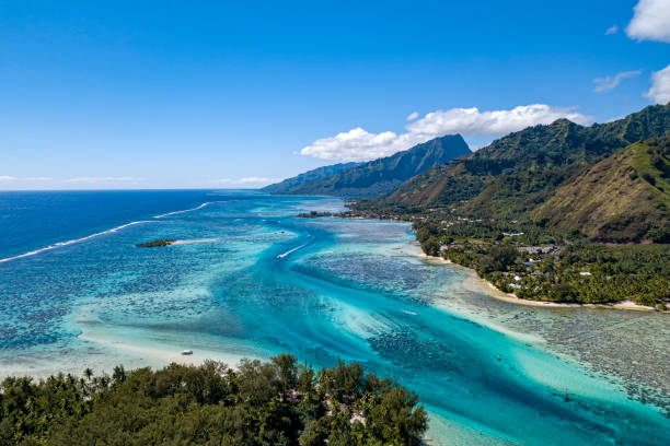 opinião aérea da lagoa da polinésia francesa do console de moorea - marquesas islands - fotografias e filmes do acervo