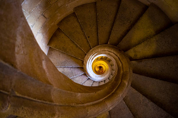 la perfection d’un escargot de roche faite par l’homme - staircase old fashioned antique architectural feature photos et images de collection