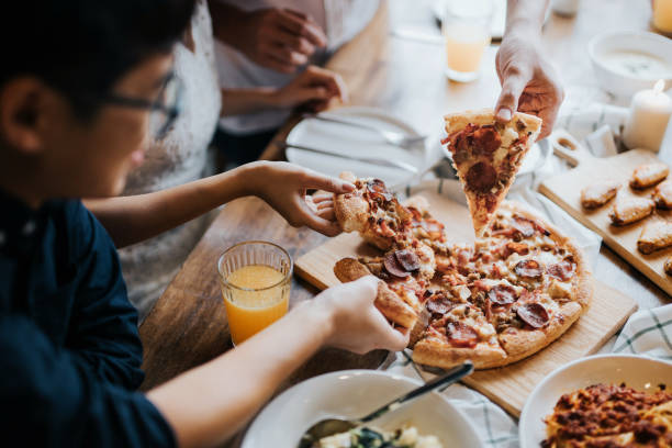 즐거운 젊은 아시아 남자와 여자의 그룹 재미, 전달 하 고 파티 하는 동안 테이블에 걸쳐 음식을 공유 - pizza party 뉴스 사진 이미지