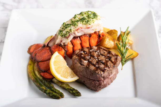 surt와 잔디, 화려한 대리석 배경 - steak dinner lobster wine 뉴스 사진 이미지