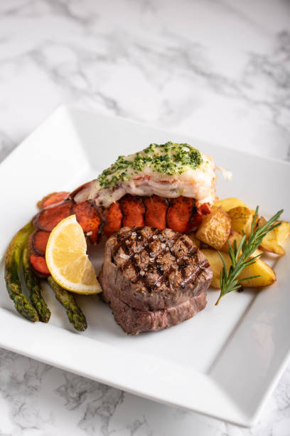 surt와 잔디, 화려한 대리석 배경 - steak dinner lobster wine 뉴스 사진 이미지