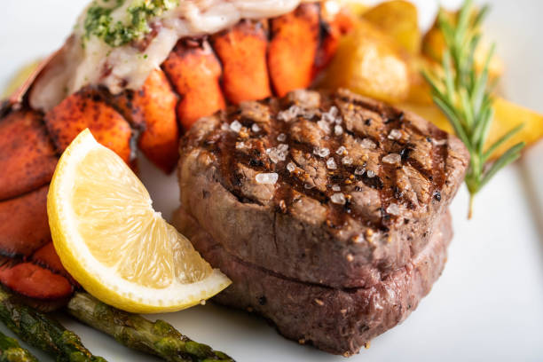 ゴージャスな大理石の背景に surt と芝、 - steak lobster sirloin steak meat ストックフォトと画像