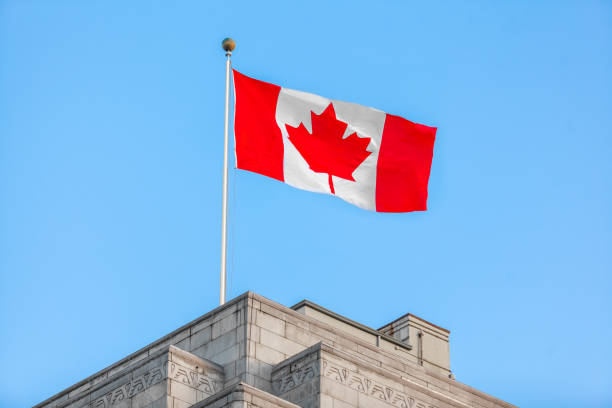 ayuntamiento de vancouver con bandera canadiense - canada canadian flag business canadian culture fotografías e imágenes de stock