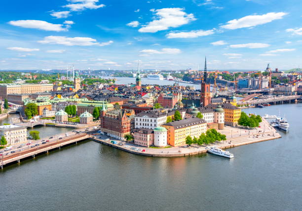 panorama de la vieille ville de stockholm (gamla stan) du sommet de l’hôtel de ville, suède - local landmark old town skyline cathedral photos et images de collection