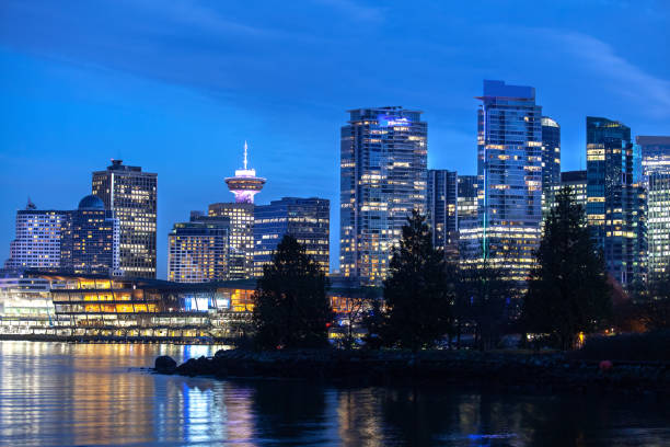 coal harbor finanzviertel in der innenstadt von vancouver bei nacht - scenics skyline panoramic canada place stock-fotos und bilder