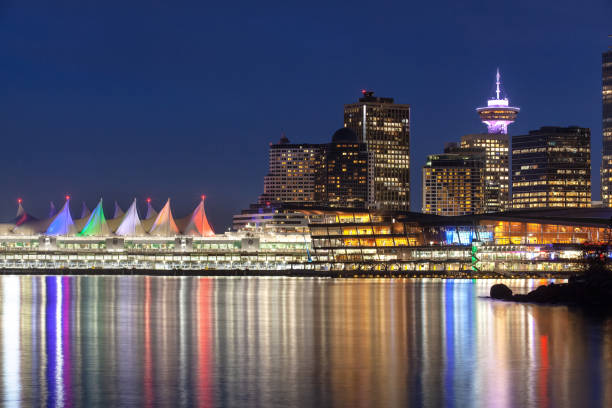 blick in die innenstadt von vancouver bei nacht - scenics skyline panoramic canada place stock-fotos und bilder