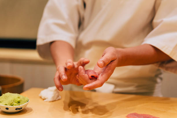 japonês omakase fazendo chutoro sushi (atum gordo médio de bluefin) ordenadamente pelas mãos. refeição tradicional e luxuosa japonesa. - sushi japan restaurant food - fotografias e filmes do acervo