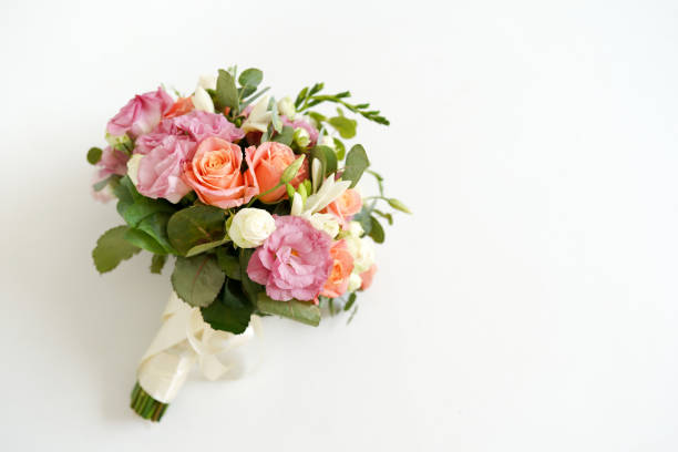 コピースペースで白い背景に花のバラと結婚式のブーケ。最小限の概念。モックアップ - bouquet rose wedding flower ストックフォトと画像