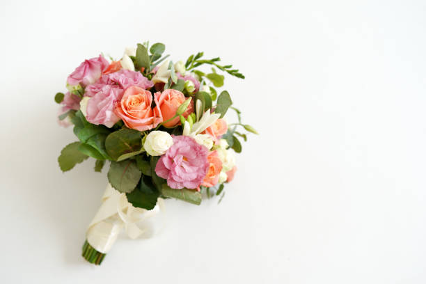 복사 공간 흰색 배경에 꽃 장미와 웨딩 부케. 최소한의 개념입니다. mockup - bouquet wedding bride flower 뉴스 사진 이미지