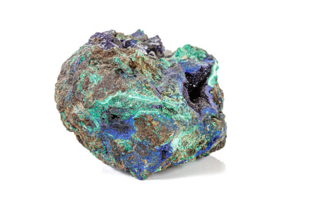 makro kamień mineralny azurite malachite na białym tle - azurite zdjęcia i obrazy z banku zdjęć