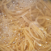 ganz-weizen-spaghetti-pasta-kochen-im-wasser.jpg?b=1&s=170x170&k=20&c=bjKh97u-4ZtxOBppdwsvkj4eU7dtSzlfpjvgbvDVvgc=