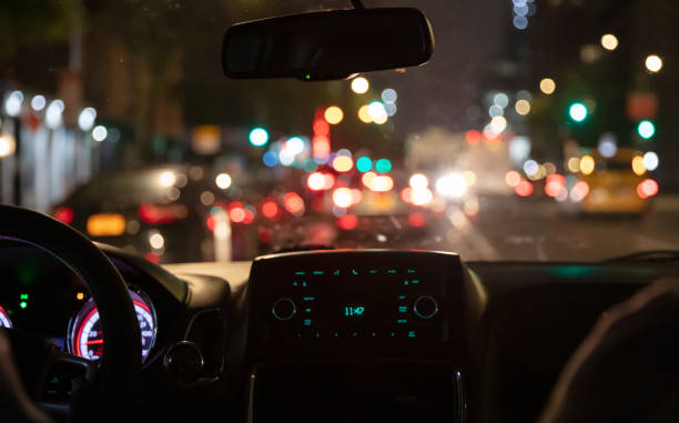 dirigindo em nova york à noite. vista interior da cabina de táxis no tráfego. - car dashboard night driving - fotografias e filmes do acervo