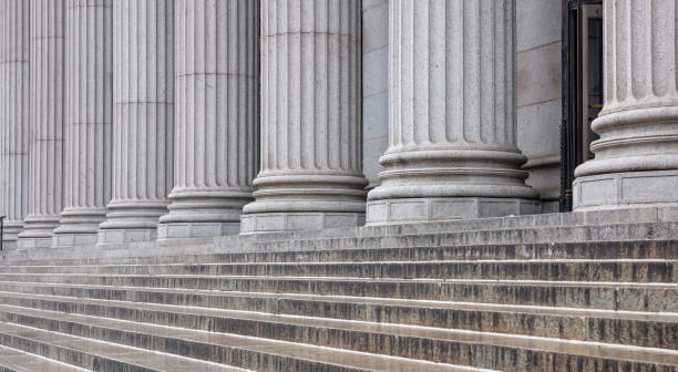 pilares de piedra con detalle de fila y escalera. fachada de edificio clásico - palacio de la justicia fotografías e imágenes de stock