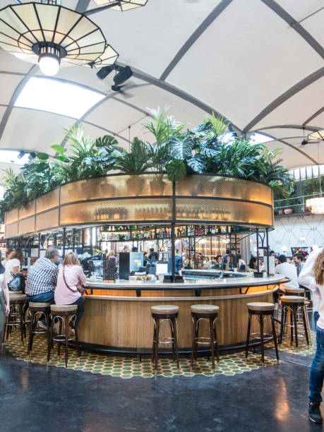 gallerie storiche nel paseo de gracia di barcellona, dove ci sono molti bar e ristoranti per mangiare tutti i tipi di tapas spagnole. barcellona, spagna - gracia foto e immagini stock