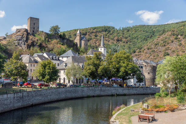 paysage urbain à esch-sur-sure médiévale avec la ruine de fleuve et de château, luxembourg - esch sur sûre photos et images de collection