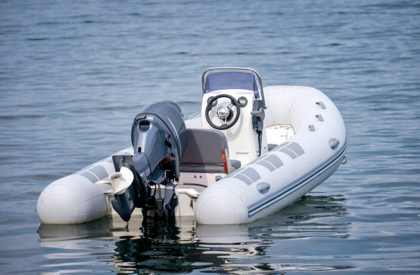 aufblasbares weißes motorboot - schlauchboot stock-fotos und bilder