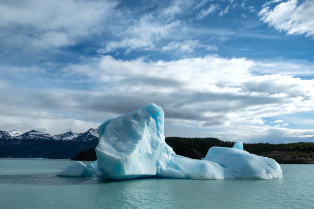 iceberg perto da geleira de perito moreno, argentina - glacier moreno glacier iceberg argentina - fotografias e filmes do acervo