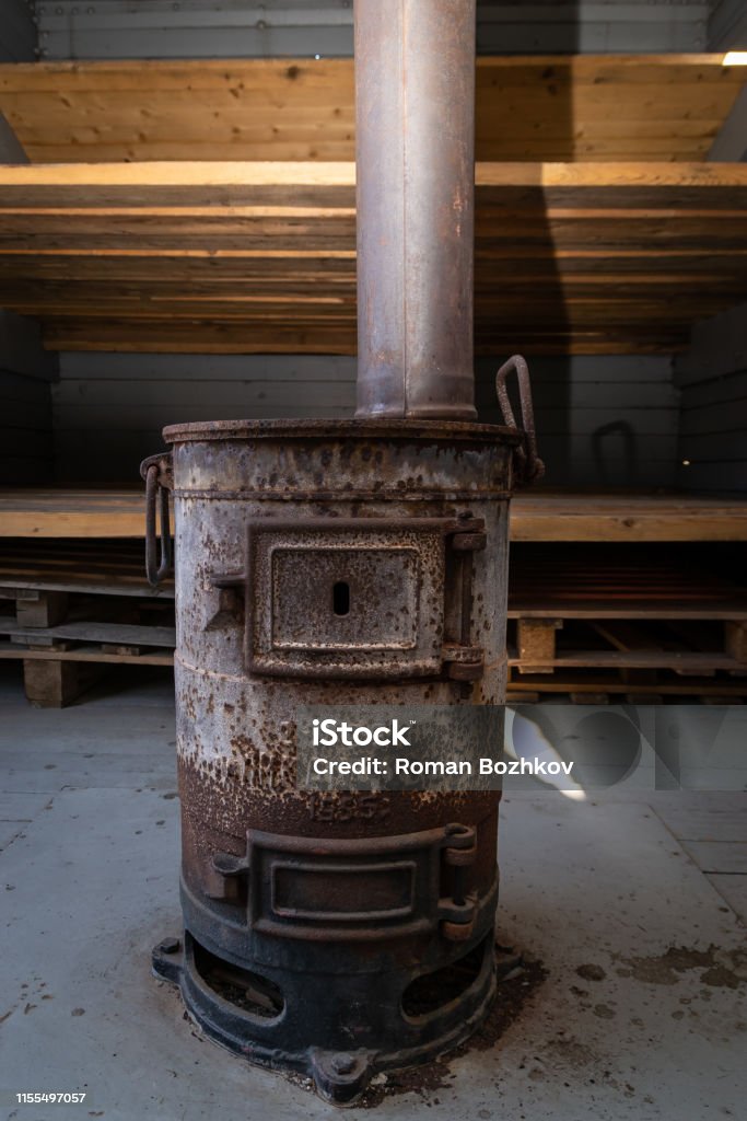 Vecchia Stufa A Carbone Arrugginito Per Il Riscaldamento Delle Auto  Ferroviarie - Fotografie stock e altre immagini di Vecchio - iStock