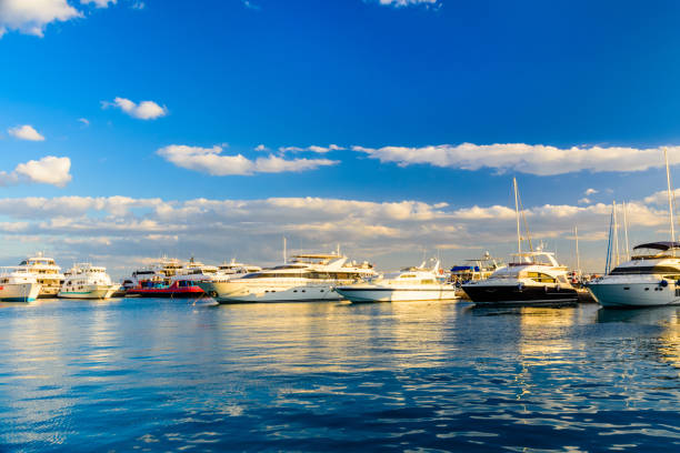 iate luxuosos brancos em um porto de mar de hurghada, egipto. porto com os barcos de turista no mar vermelho - beautiful horizontal arabia hurghada - fotografias e filmes do acervo