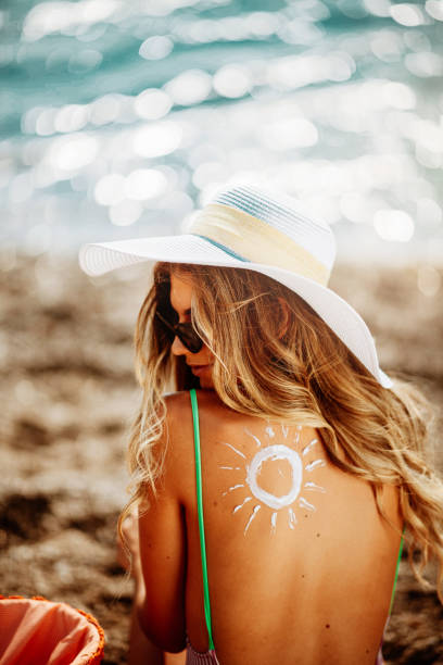 태양 로션을 사용 하 여 해변에서 아름 다운 여자 - summer people tourist slim 뉴스 사진 이미지