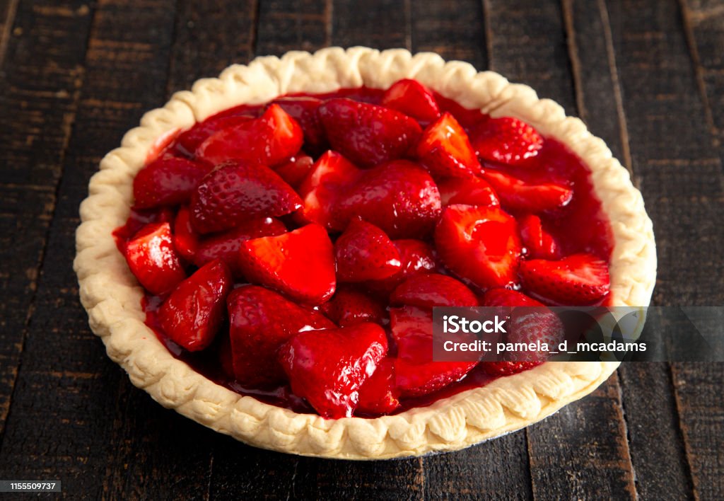 Tarte aux fraises fraîche sur une table en bois vieilli - Photo de Aliment libre de droits