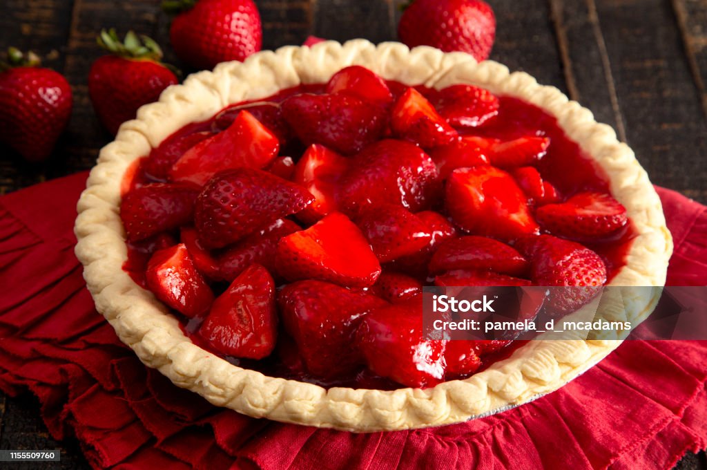 Tarte aux fraises fraîche sur une table en bois vieilli - Photo de Aliment libre de droits