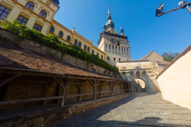 torre dell'orologio dalla piazza della fortezza a sighisoara, romania - segesvar foto e immagini stock