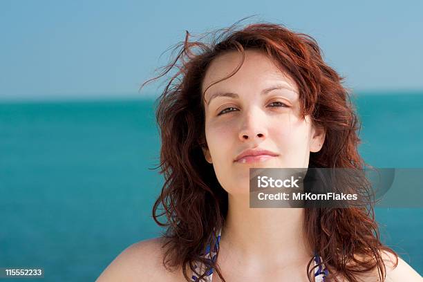 Seria Donna Sulla Spiaggia - Fotografie stock e altre immagini di 25-29 anni - 25-29 anni, Adulto, Ambientazione esterna