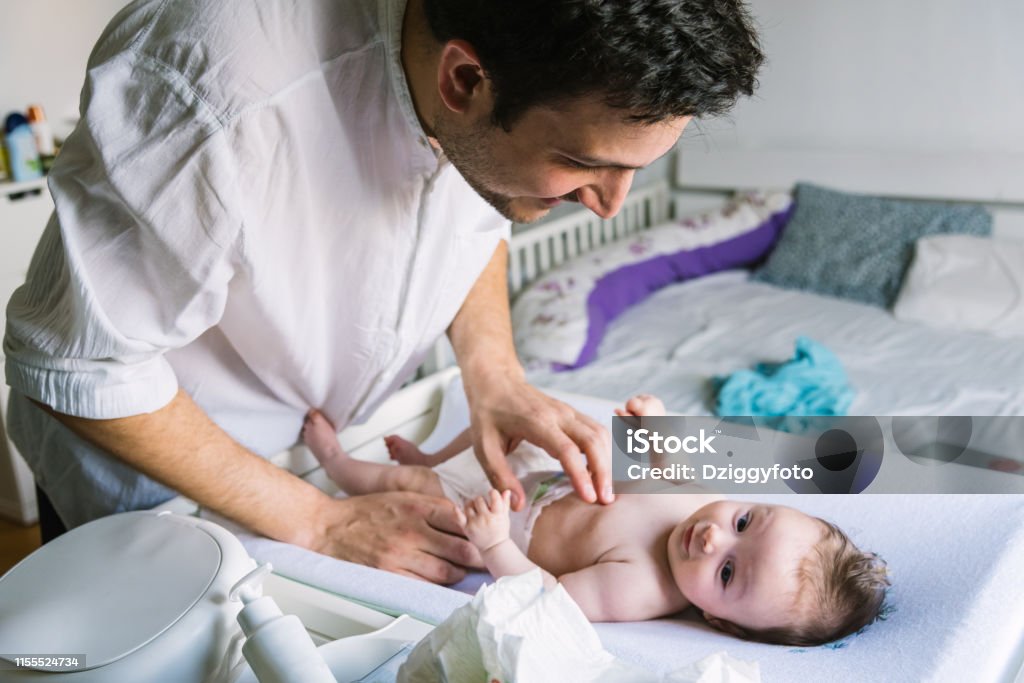 Padre con bebé recién nacido en el dormitorio - Foto de stock de 0-1 mes libre de derechos