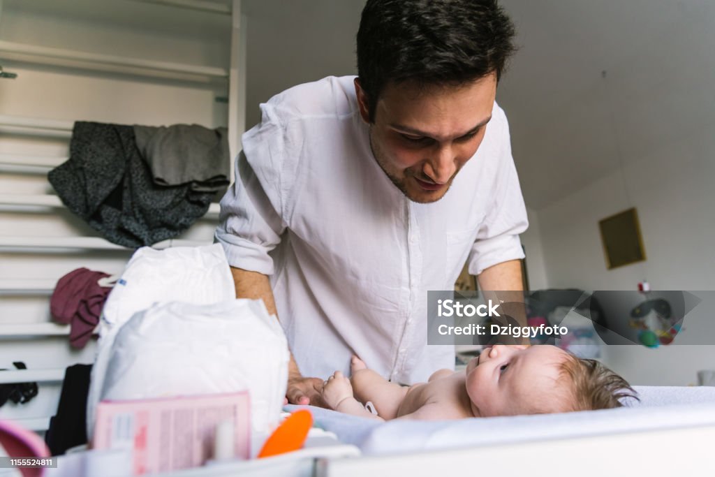 Padre con bebé recién nacido en el dormitorio - Foto de stock de 0-1 mes libre de derechos