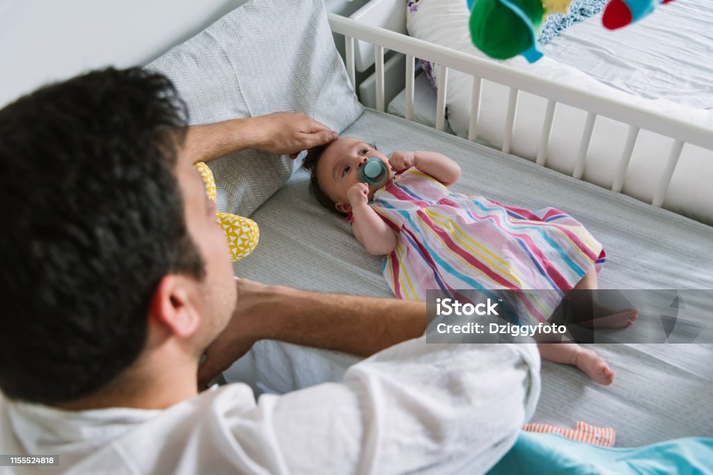 Padre con bebé recién nacido en el dormitorio - Foto de stock de Bebé libre de derechos