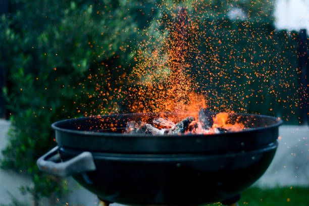 barbeque fire sparks - fire pit campfire bonfire fire imagens e fotografias de stock